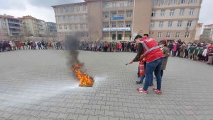 İlkokul öğrencilerine yangın tatbikatı