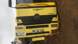 Tır şarampole devrildi: 1 yaralı 