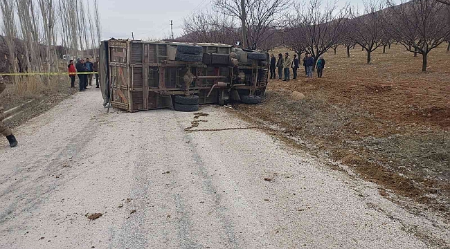 Virajı alamayan kamyon devrildi: 1 ölü 1 yaralı