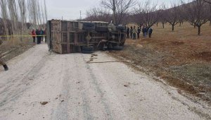 Virajı alamayan kamyon devrildi: 1 ölü 1 yaralı