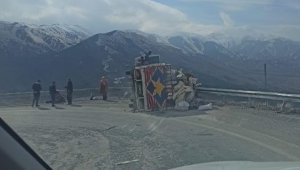 Virajı alamayan kamyon devrildi