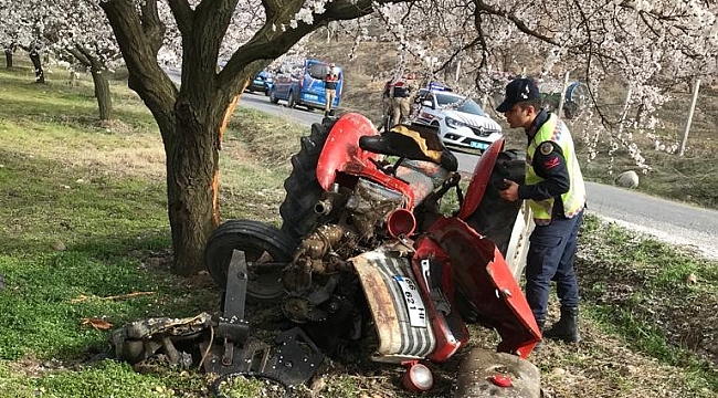 Ağaca çarpan traktörün sürücüsü hayatını kaybetti