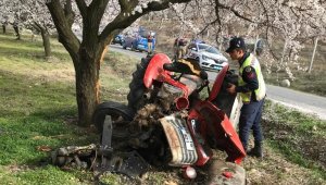 Ağaca çarpan traktörün sürücüsü hayatını kaybetti