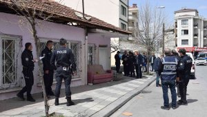 Başından yaralanan genç polisi alarma geçirdi
