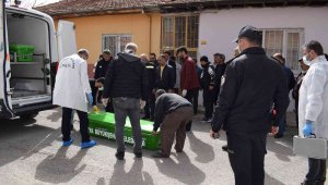 Çukurlar kazılı evde ölü bulundu