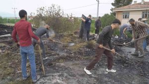 İtfaiye gecikince 2 evin çatısı küle döndü