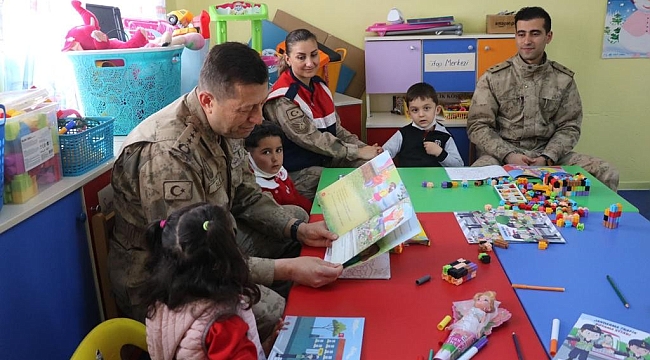 Jandarma Komutanı Altın öğrencilere masal okudu