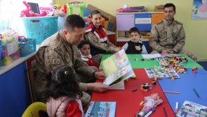 Jandarma Komutanı Altın öğrencilere masal okudu