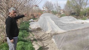 Şiddetli rüzgar seralara zarar verdi