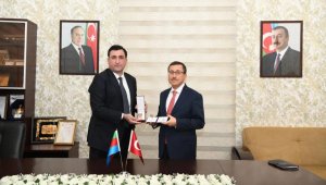 Rektör Kızılay'a Azerbaycan'dan özel devlet ödülü