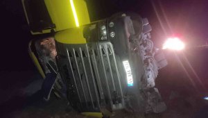 Şarampole devrilen tırın sürücüsü yaralandı