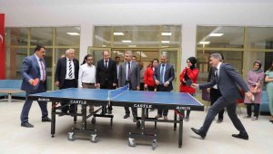 Vali ve başkan masa tenisi oynadı bakan yardımcısı hakem oldu