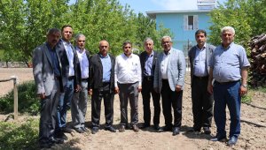 Kayısı üreticilerine muhtarlardan destek