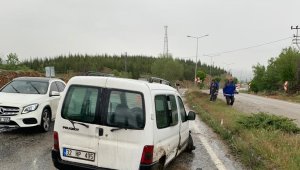 Aydınlatma direğine çarptı: 2 yaralı