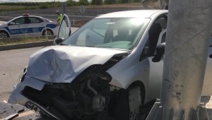 İki otomobil çarpıştı: 3 yaralı