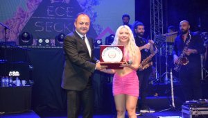 Avukatlar Ece Seçkin konseri ile stres attı