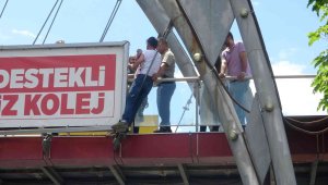 Çıktığı üst geçitte 2,5 saat polise direndi, kentte trafik durdu