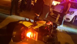 Otomobil ile motosiklet çarpıştı