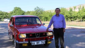 1975 model otomobiline çocuğu gibi bakıyor