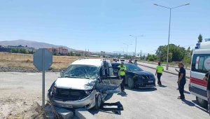 İki otomobil çarpıştı: 2 yaralı