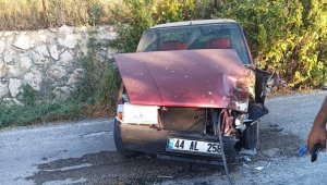 İş makinesi ile otomobil çarpıştı: 1 yaralı