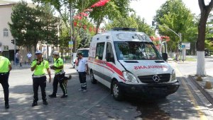 Ambulansla otomobil çarpıştı: 1 yaralı