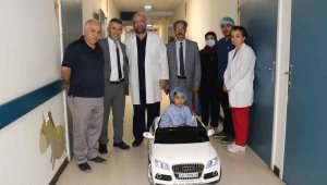 Çocuklar ameliyata akülü araba ile gidiyor