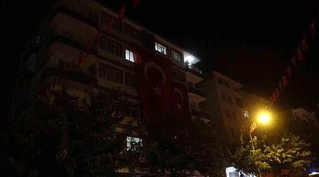 Şehidin evine dev Türk bayrağı asıldı