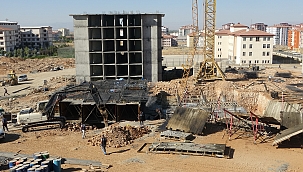 İnşaatta vinç devrildi: 3 ölü 2 ağır yaralı 