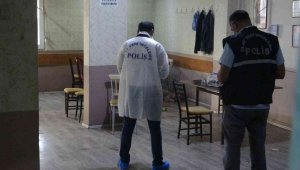 Kıraathanede okey oynarken vuruldu