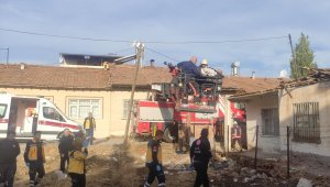 Tadilat yaparken çatı çöktü: 1 yaralı