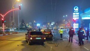 Kırmızı ışıkta zincirleme kaza: 2 yaralı