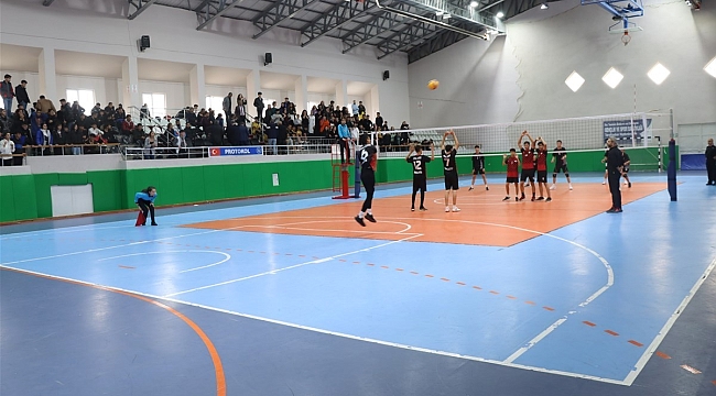 Malatya'da okullar arasında düzenlenen voleybol şampiyonası tamamlandı