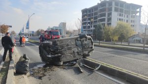 Malatya'da otomobilin refüje çarptığı kaza kameralara yansıdı