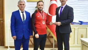 Türkiye Şampiyonu güreşçiye hediye
