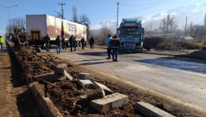 Makas kıran tır trafiği kilitledi