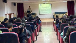 Polis öğrencilere akran zorbalığını anlattı