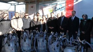Akçadağ'da üreticilere seyyar süt sağım makinesi
