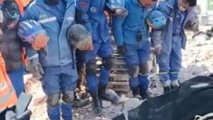 Çinli arama kurtarma ekibinden enkaz altından cansız çıkardıkları depremzedeye son veda