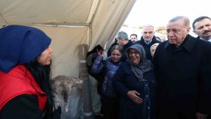 Cumhurbaşkanı Erdoğan, Malatya'da çadır kenti ve depremzedeleri ziyaret etti