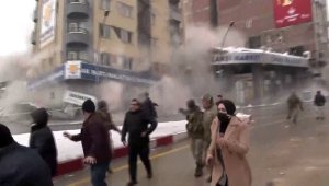 Deprem bölgesi beşik gibi, 7,5 büyüklüğünde artçı deprem hasarlı binayı böyle yıktı