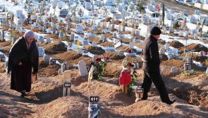 Depremde ölenlerin mezarlığında yürek yakan manzaralar