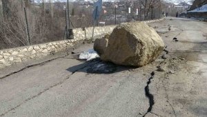 Depremle oluşan heyelanda dev kayalar yola düştü