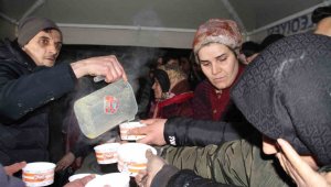 Elazığ Belediyesinden Malatyalı depremzedelere sıcak çorba ikramı