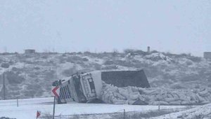 Karlı yolda devrilen tır, yolu trafiğe kapattı