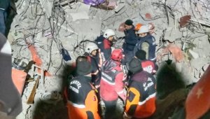 Malatya'da 42 saat sonra enkazdan 2 kişi sağ olarak kurtarıldı