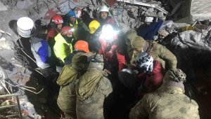 Malatya'da 45 saat sonra enkazdan 1 kişi daha sağ olarak kurtuldu