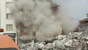 Malatya'da meydana gelen depremde binaların yıkılma anı cep telefonuna yansıdı