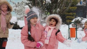 Malatya'da vatandaşın kar sevinci