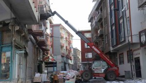 Malatya'da vatandaşlar hasarlı binalardan eşyalarını taşımaya başladı